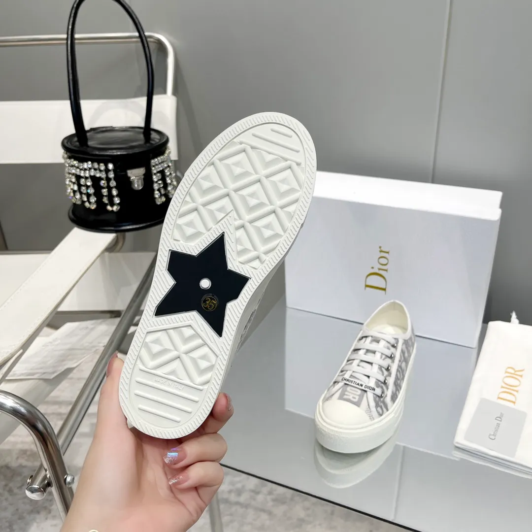 👟👟Ex-factory price 480👟👟 WALK N DIOR embroidered canvas shoes, flat casual shoes, Valentine's Day limited sneaker series, 100% cotton silk double-sided three-dimensional embroidery, hot sale in authentic stores, Ins star internet celebrity concave style show.  All materials of this shoe are original molds, right down to the hardware, laces, outsole, 👟👟 ex-factory price U mid-pad... The upper fabric is made of double-sided pure cotton silk three-dimensional electric embroidery. Each style looks colorful, but it does not make it difficult to match clothes. The entire series is like a piece of handicraft, unique!  ▪️Inner lining: full-grain mixed sheep silk sheepskin ▪️Foot pads: imported cowhide of the same color, comfortable to the feet ▪️My last style is exactly the same as Z👟👟 ex-factory price, welcome to compare. My color matching is complete, and the counter has a full set of packaging. Code number: 35-40 (women's model 41 is custom-made and cannot be returned or exchanged)